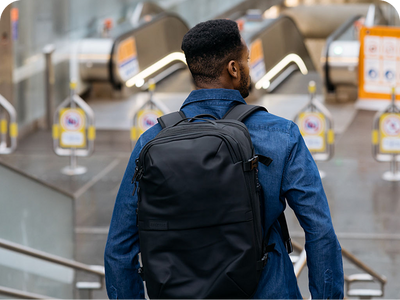 Pendler trägt Rucksack in der U-Bahn
