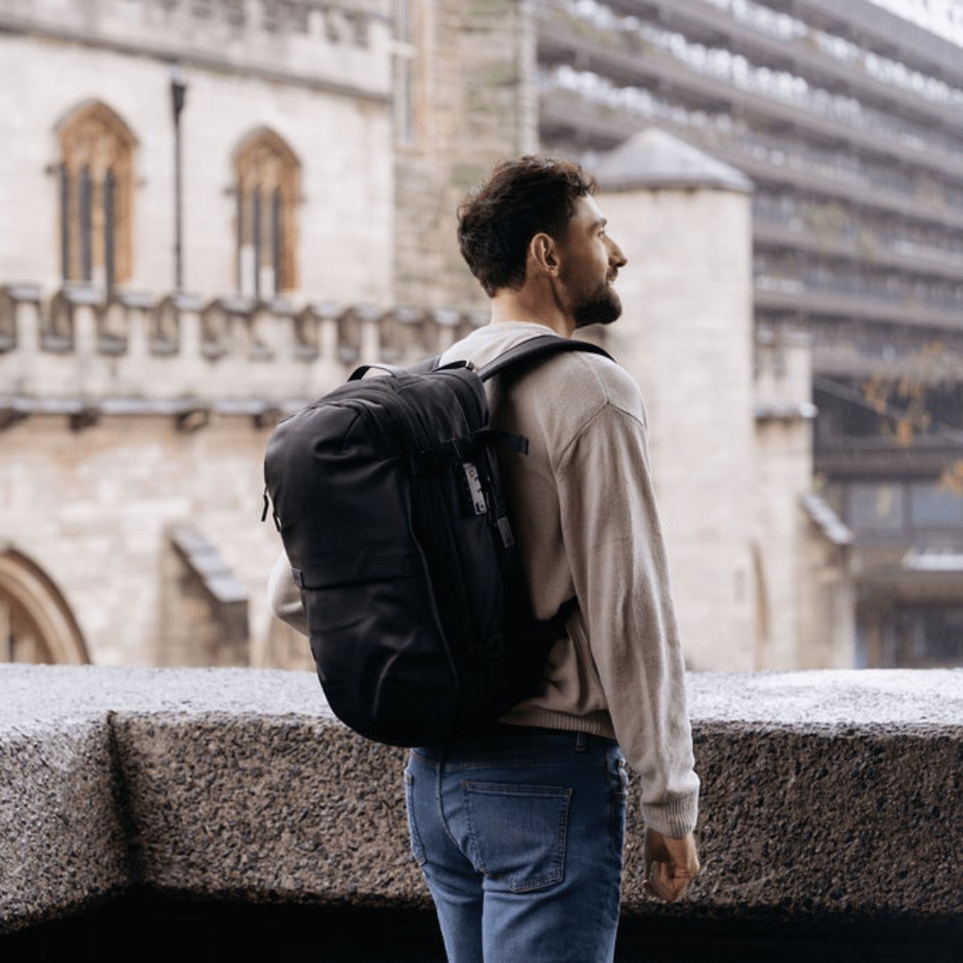 Reisender mit dem WAYRO AERO Rucksack in der Stadt